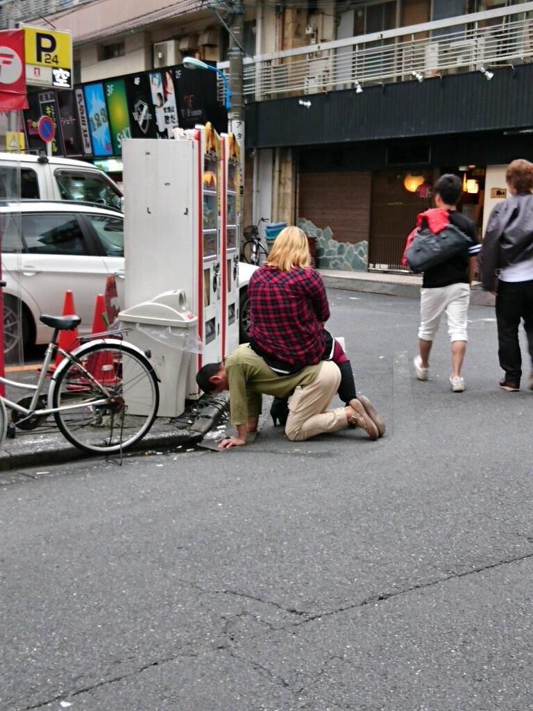 路上で酔いつぶれた女を触りまくり！…からのお持ち帰りセックス ～in 歌舞伎町～