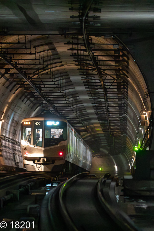 つくばエクスプレス線北千住駅を出発する下り普通TX1000がドアを再開閉する珍事 - YouTube