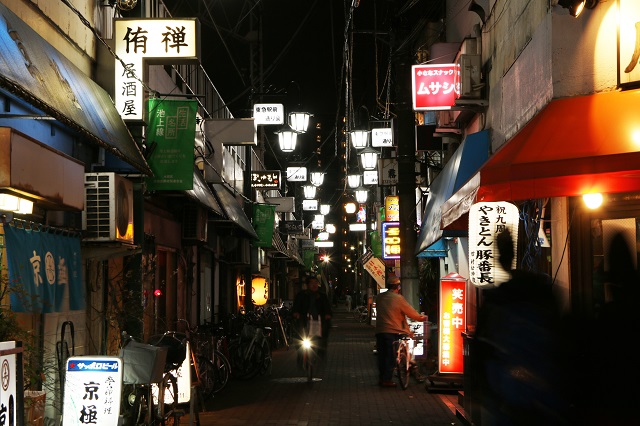 京橋、夜の歓楽街: そこはレトロかアングラか。それでも毎晩賑わう超ディープな夜の繁華街