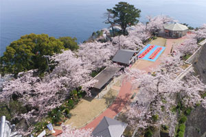 熱海で話題！まるでガラスのお城「ATAMI 海峯楼」は究極のプライベート温泉旅館 |